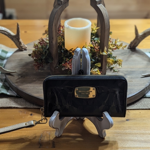 Michael Kors signature wallet. Zip around. MK logo. Excellent condition. - Picture 2 of 7